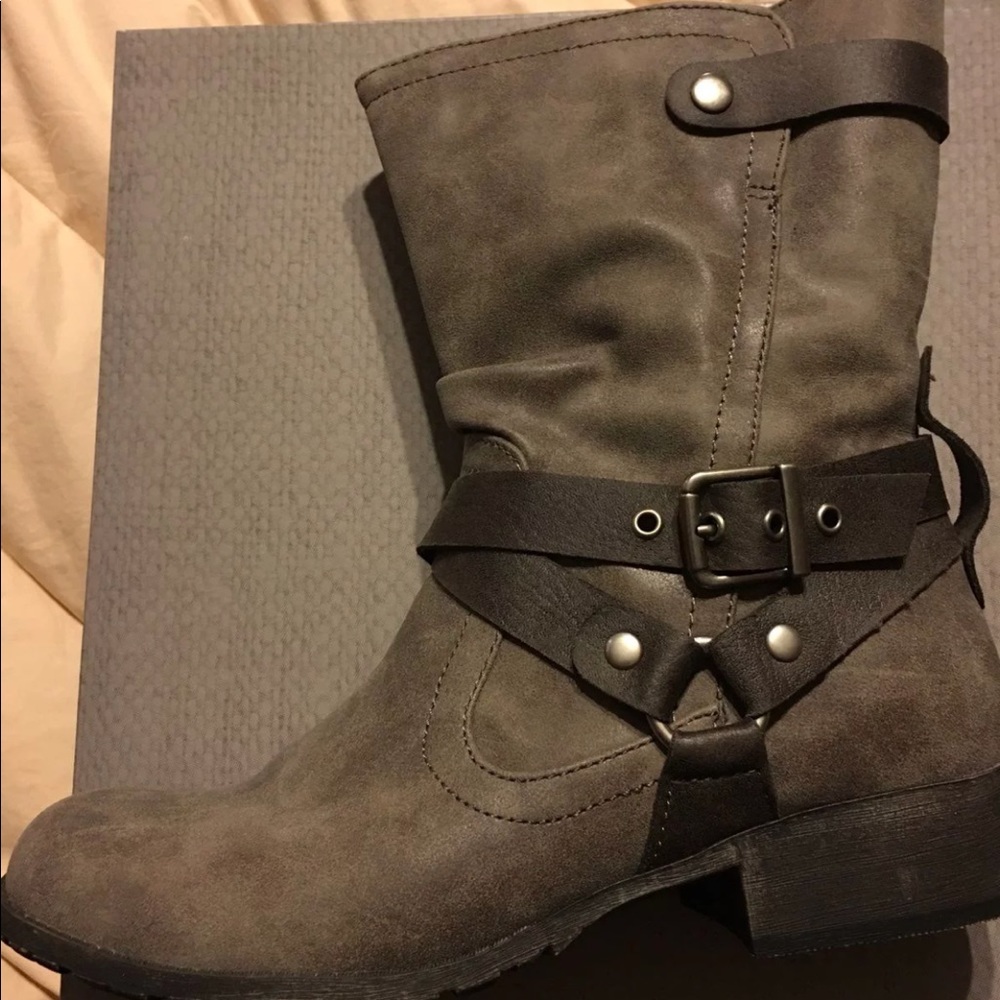 Maurice’s moto boot size 9.5